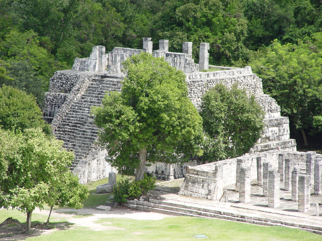 2003/October/Cancun/ChichenItza/At/DSC01295