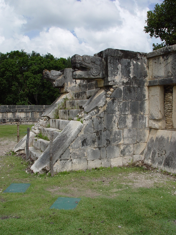 2003/October/Cancun/ChichenItza/At/DSC01308