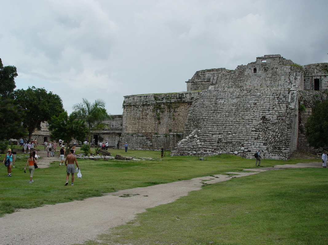 2003/October/Cancun/ChichenItza/At/DSC01315