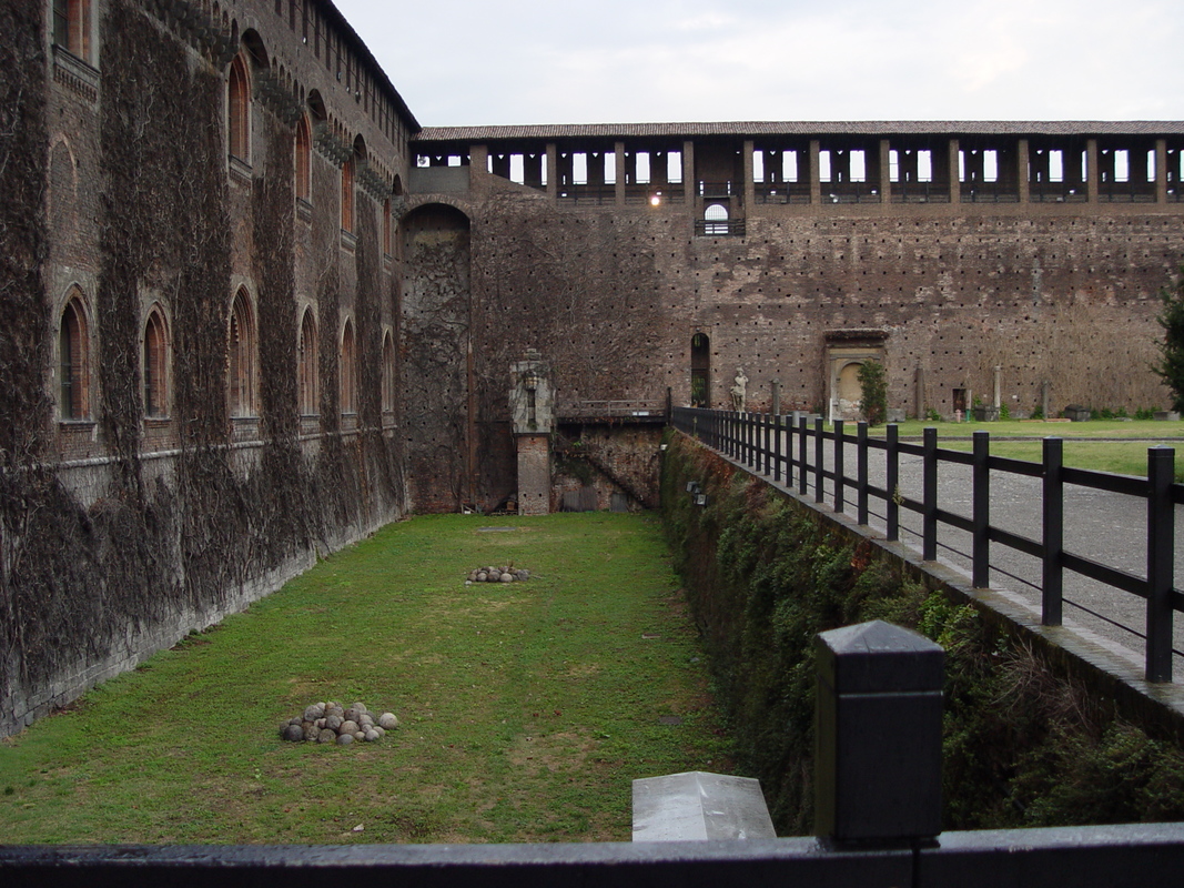 2004/09/Italy/Milan/CastelloSforzesco/DSC02781