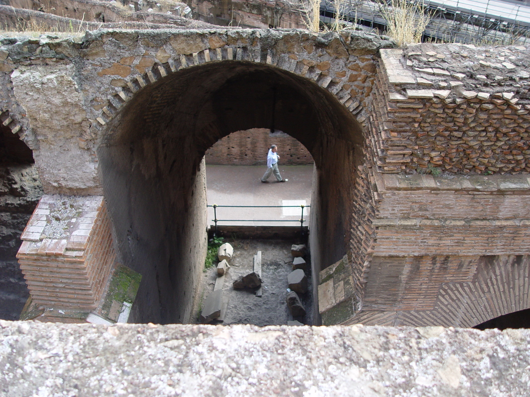 2004/09/Italy/Rome/Coliseum/DSC02935