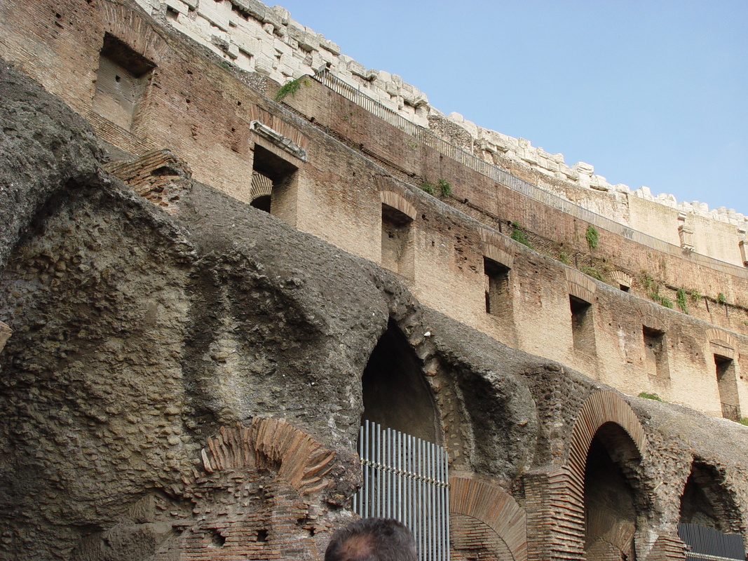 2004/09/Italy/Rome/Coliseum/DSC02936