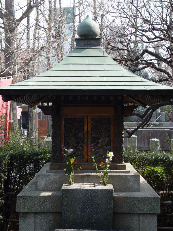 2005/01/Tokyo/Asakusa_Shrine/DSC03456