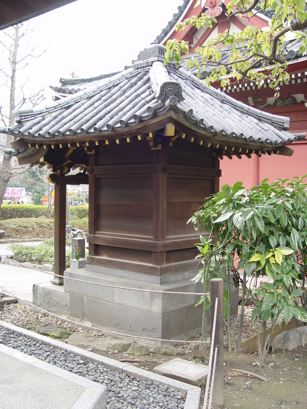 2005/01/Tokyo/Asakusa_Shrine/DSC03501