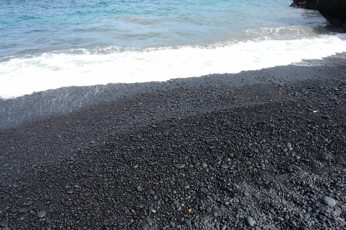 2008/10/Hawaii/Maui/RoadToHana/4-BlackSandBeach/DSC09727