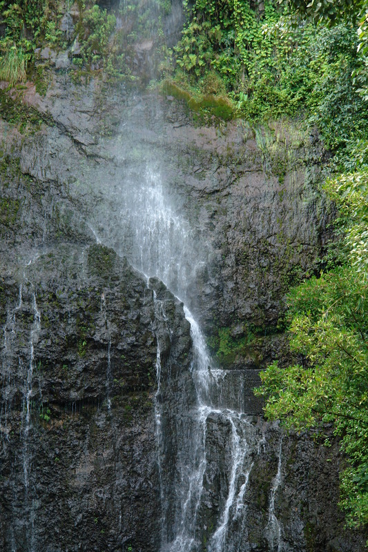 2008/10/Hawaii/Maui/RoadToHana/3-Waterfall-2/DSC09805